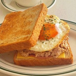 ทูน่าแซนวิชชีสไข่ดาว