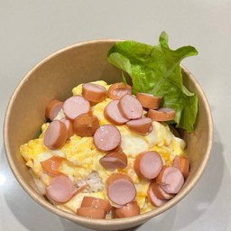 ข้าวไข่ข้นหน้าไส้กรอกไก่