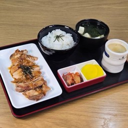 เซ็ต ไก่ย่างยากินิกุ (ข้าว+ซุปมิโซะ+ไข่ตุ๋น+กิมจิ)