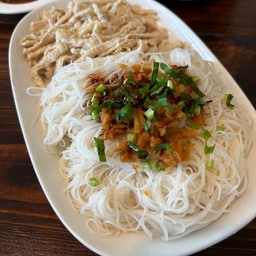 หมี่คลุกไก่ฉีกทรงเครื่อง