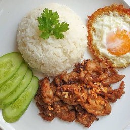 ข้าวหมูทอดกระเทียม