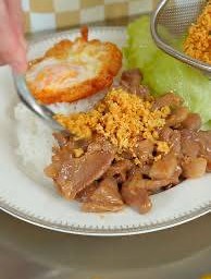 หมูผัดกระเทียม ข้าวราด