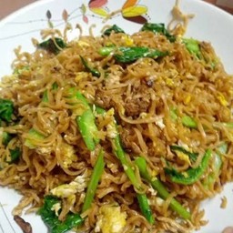 Stir-Fried Instant Noodles With Egg (No Meat)