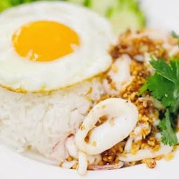 หมึกทอดกระเทียมไข่ดาว