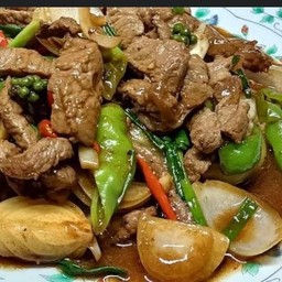 ข้าวผัดพริกเนื้อ