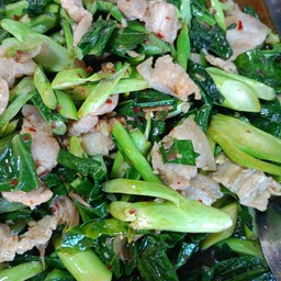 ผัดคะน้าหมูสามชั้น