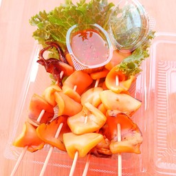 มี๊ ปลาเผา&ปลาหมึกย่าง&ผลไม้สด&ผัดไทยสูตรโบราณ&เครื่องดื่ม
