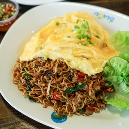 มาม่าผัดกะเพราหมูสับไข่ข้น