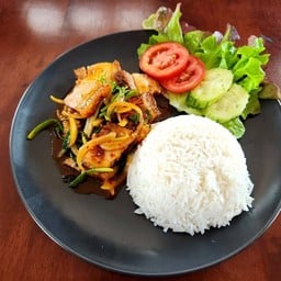 ข้าวพริกเผาหมูกรอบ