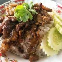 ข้าวเนื้อกระเทียม