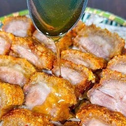 ข้าวหมูกรอบ (ซอสน้ำปลา)