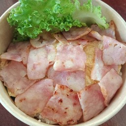 ข้าวไข่ข้น หน้าเบคอน