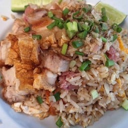 ข้าวผัดหมูกรอบ