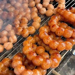 ไส้กรอกอีสานชุด M ฟรี ผัก พริก และขิงดอง