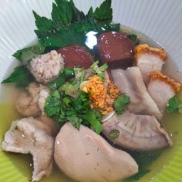 ต้มเลือดหมูจิงจูฉ่ายใส่หมูกรอบ