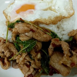 กะเพราหมูชิ้น ฟรีไข่ดาว