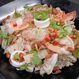 ยําวุ้นเส้นโบราณรวมมิตร (หมูสับ,หมูยอ,กุ้ง,หมึก)