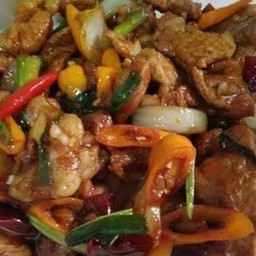 ผัดพริกเผาหมูชิ้นราดข้าว