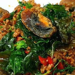 ข้าวกะเพราไข่เยี่ยวม้าหมูสับ