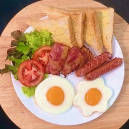 อาหารเช้า(ไข่ดาว2,ไส้กรอก2,เบคอน3และขนมปังปิ้ง2 แผ่น