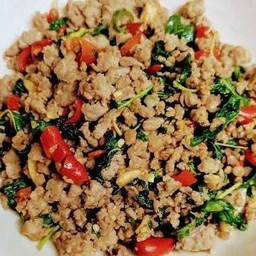 กะเพราหมูสับราดข้าว