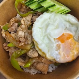 ข้าวหน้าหมูผัดพริกหยวก