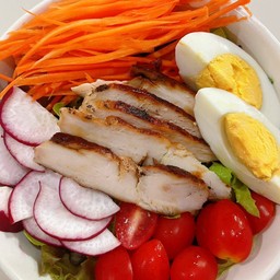 สลัดอกไก่ย่างพริกไทดำ
