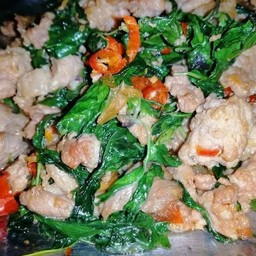 กะเพราหมูชิ้นราดข้าว