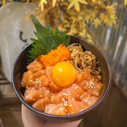 ข้าวหน้าแซลมอนเต๋า ไข่สด