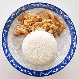 ข้าวราดหมูสไลด์กระเทียมพริกไทย