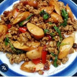 ผัดกระเพราหมูสับไส้กรอก(กับข้าว)