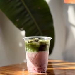 Saku latte (มัทฉะ สตอเบอร์รี่)