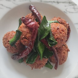 ลาบทอดสมุนไพร Fried spicy vegan porkless ball salad