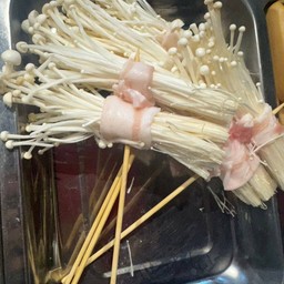 หมูสามชั่นพันเห็ดเข็มทอง