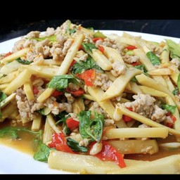 ผัดหน่อไม้หมูสับใบโหระพา (กับข้าว)