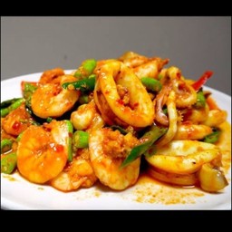 พริกแกง หมึก กุ้ง ราดข้าว