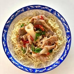 บะหมี่ราดหน้ากะเพราเนื้อรวม