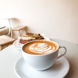 Salted caramel latte (hot)