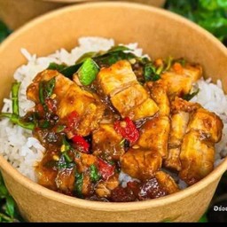 พริกแกงหมูกรอบ