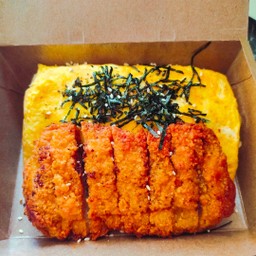 มาม่าเกาหลี(พรีเมี่ยม)ซัมยัง ห่อไข่ ) พร้อมด้วยสะโพกไก่กรอบชิ้นใหญ่  โรยหน้าด้วยสาหร่าย