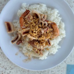 ทะเล กระเทียมเจียว (ราดข้าว)