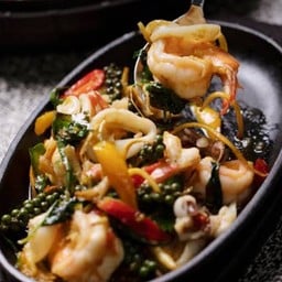 ผัดฉ่ากุ้งหมึก