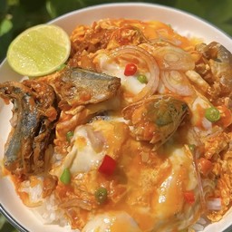 ข้าวไข่ข้นยำปลากระป๋องแซ่บ