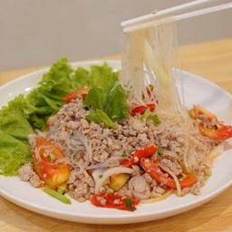 ยำวุ้นเส้นหมูสับพุงกางเยอะนะ