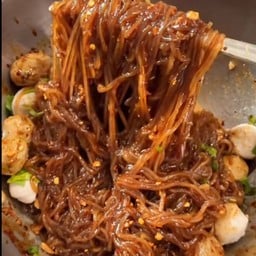 ก๋วยเตี๋ยวแห้งซอสดำ เนื้อ