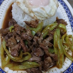 ผัดพริกหยวกเครื่องในไก่ราดข้าว