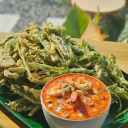 ยำผักบุ้งกรอบ