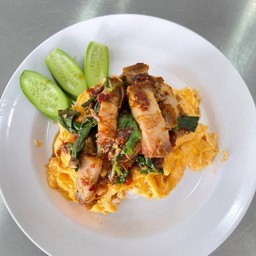 ข้าวหน้าไข่ข้นกะเพราหมูกรอบ