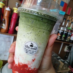 มัทฉะนมสดสตอเบอร์รี่