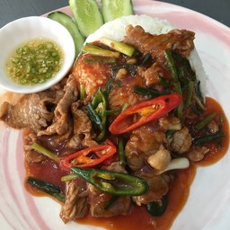 ผัดซอสแดง(กับข้าว)